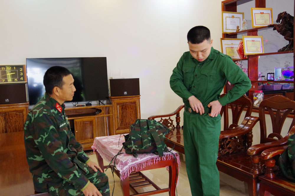  Anh Mông Minh Nghiêm, xã Tân Lập (Đồng Hỷ) lần đầu tiên mặc bộ quân trang của mình trước ngày nhập ngũ.