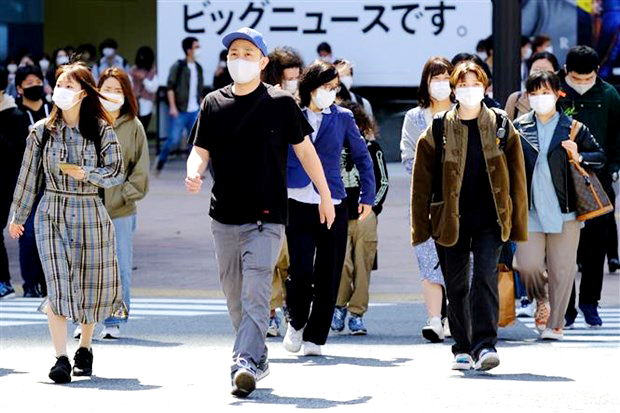  Người dân trên đường phố Tokyo, Nhật Bản. (Ảnh: AFP/TTXVN)