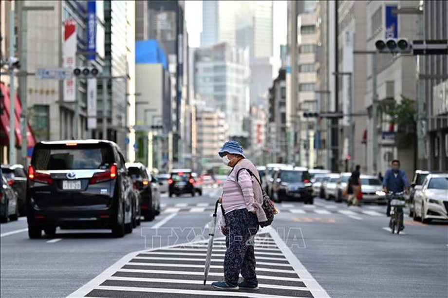  Người cao tuổi di chuyển trên đường phố tại Tokyo, Nhật Bản. (Ảnh tư liệu: AFP/TTXVN)