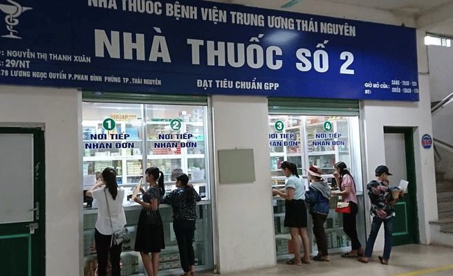  Nhiều năm nay, Bệnh viện Trung ương Thái Nguyên luôn thực hiện tốt các quy định của Luật Dược. Trong ảnh: Nhà thuốc của Bệnh viện đạt tiêu chuẩn GPP, phục vụ bệnh nhân 24 giờ/ngày.