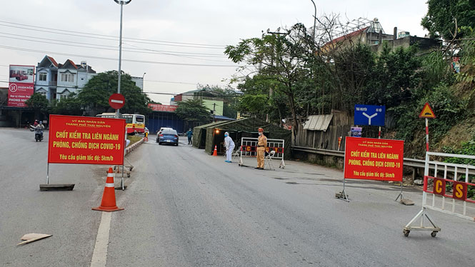  The functional forces control people and vehicles entering Thai Nguyen province at the Tan Lap intersection, Thai Nguyen city. 