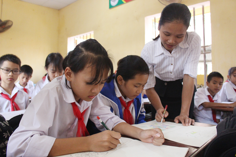  Cô giáo Lan Anh hướng dẫn học sinh trong tiết học môn Mỹ thuật