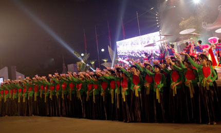  Hundreds of tea waitresses are welcoming participants to the Festival 