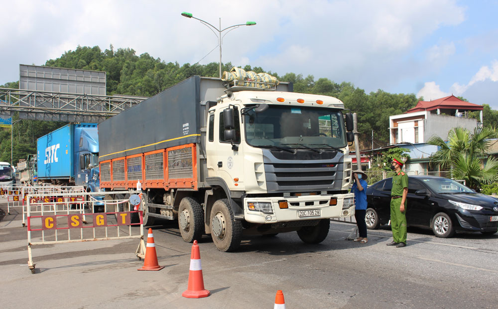  Để phòng, chống dịch COVID-19, T.P Thái Nguyên chỉ đạo siết chặt hoạt động của người và phương tiện ra vào địa bàn tại 3 chốt kiểm soát liên ngành. Trong ảnh: Chốt kiểm soát liên ngành tại nút giao Tân Long.  