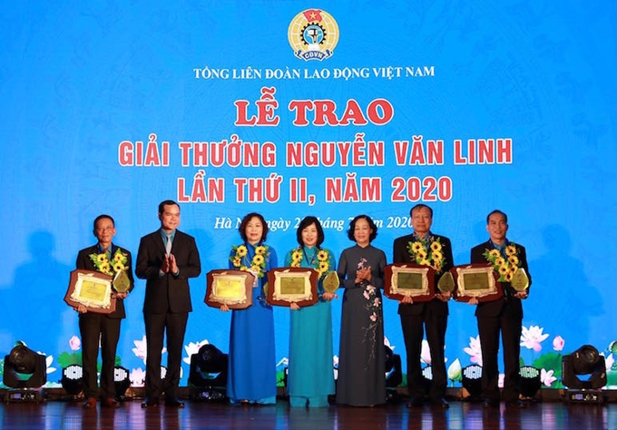  Trưởng ban Dân vận Trung ương Trương Thị Mai và Chủ tịch Tổng Liên đoàn Lao động Việt Nam Nguyễn Đình Khang trao giải thưởng Nguyễn Văn Linh cho các cán bộ Công đoàn tiêu biểu.