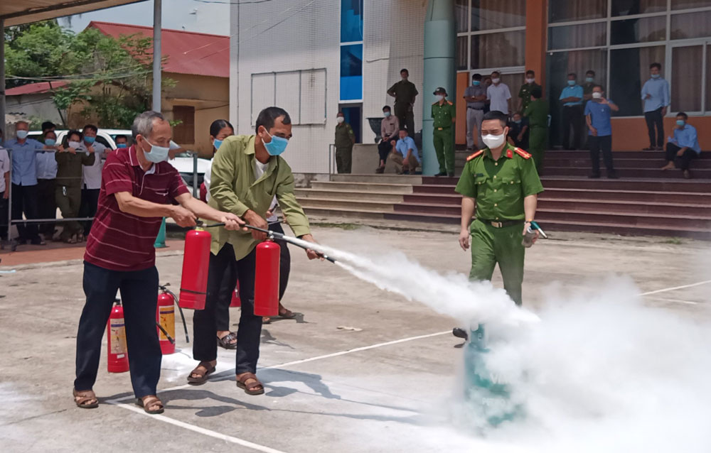  Thành viên Đội PCCC cơ sở thực hành sử dụng bình chữa cháy.