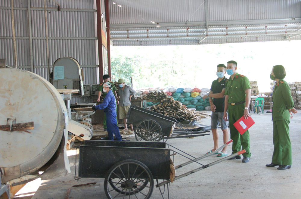  Công an huyện Đồng Hỷ kiểm tra công tác phòng cháy, chữa cháy tại một cơ sở sản xuất - kinh doanh trên địa bàn.