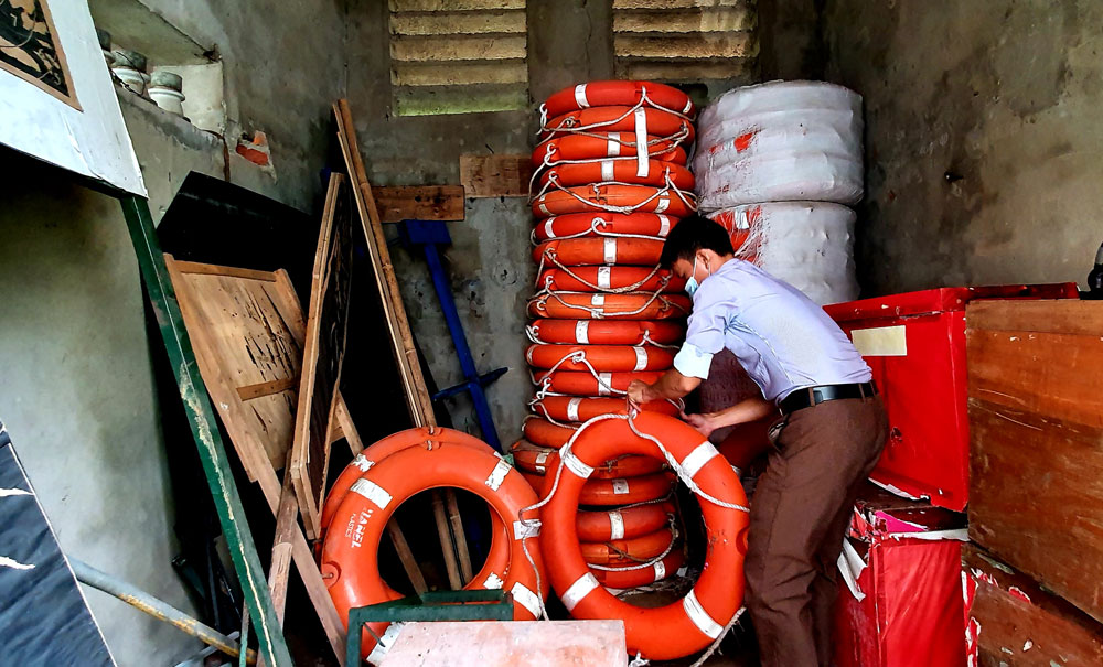  Các phường, xã ven sông trên địa bàn T.P Thái Nguyên đều đã được trang bị phao bơi và xuồng cứu hộ. Trong ảnh: Cán bộ xã Huống Thượng kiểm tra các trang thiết bị PCTT&TKCN. 