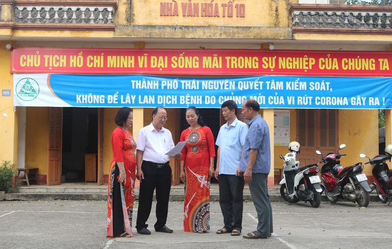  Đại diện Chi bộ tổ dân phố số 3, phường Phan Đình Phùng (T.P Thái Nguyên) cùng bà con trao đổi việc thực hiện phong trào sáng, xanh, sạch khu phố.