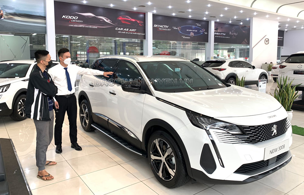  Người dân đến xem các mẫu xe ô tô mới tại đại lý Peugeot Thái Nguyên, phường Hoàng Văn Thụ (T.P Thái Nguyên).