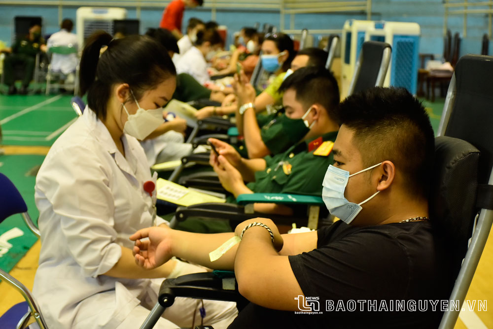  Cán bộ, người dân tham gia hiến máu tình nguyện trong chương trình “Lễ hội Xuân hồng” đầu năm 2022.