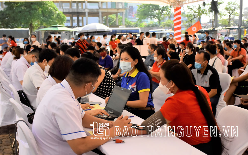  Huyện Phú Bình luôn tích cực tham gia các chương trình hiến máu của tỉnh. Trong ảnh: Khám sàng lọc cho người hiến máu tình nguyện tại Chương trình "Hành trình đỏ" diễn ra ở quảng trường Võ Nguyên Giáp (T.P Thái Nguyên). Ảnh: L.P