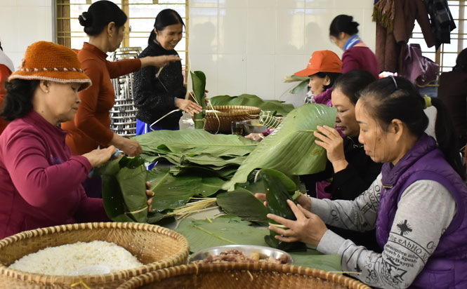  Tổ Thiện tâm gói bánh chưng  tặng học sinh  Trường Giáo dục và Hỗ trợ trẻ em thiệt thòi tỉnh dịp Tết Nguyên đán vừa qua.