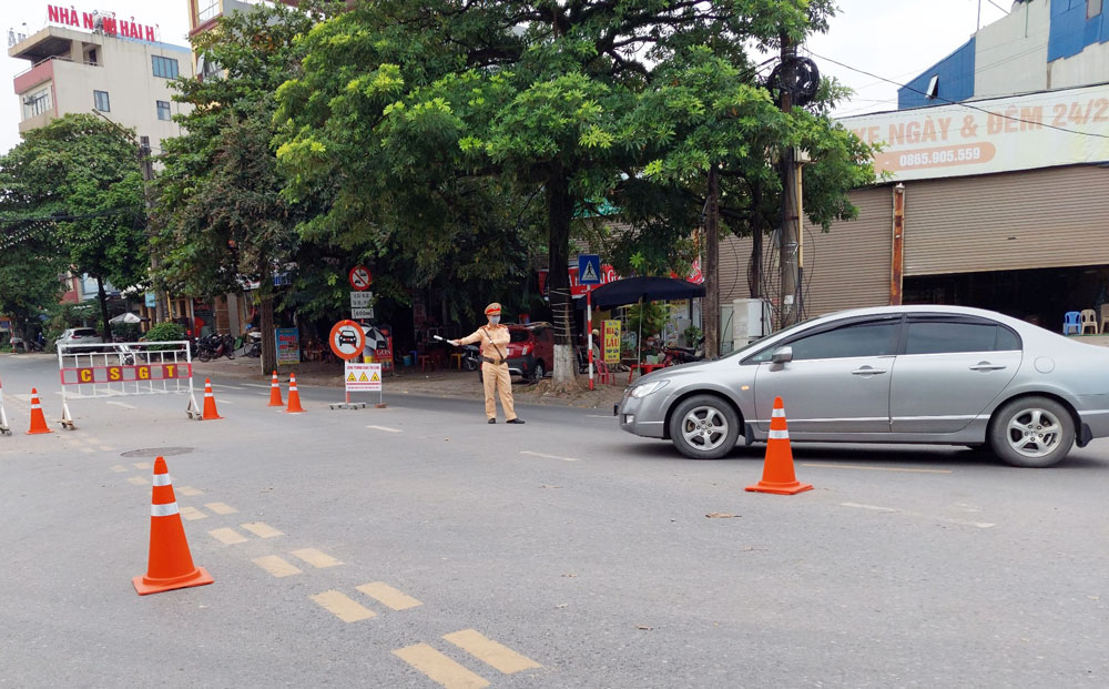  Lực lượng chức năng của T.P Thái Nguyên hướng dẫn phân luồng giao thông tại khu vực thực hiện Dự án.