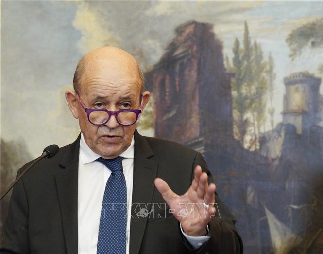  Ngoại trưởng Pháp Jean-Yves Le Drian phát biểu trong cuộc họp báo ở Lodz, Ba Lan ngày 1/3/2022. Ảnh: AFP/TTXVN