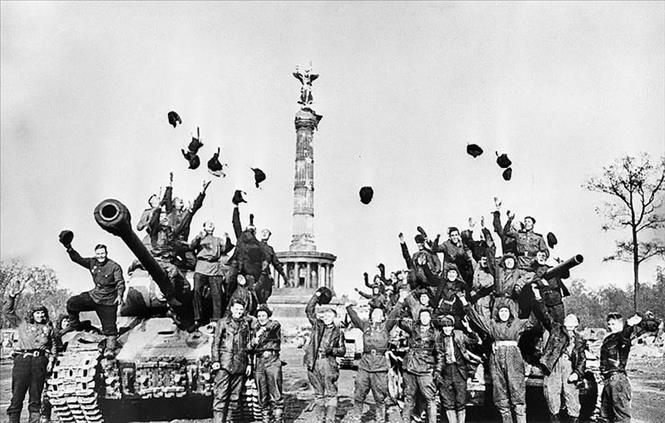  Các chiến sĩ Hồng quân Liên Xô vui mừng chiến thắng tại Berlin, ngày 9/5/1945, sau khi Đức chính thức ký tuyên bố đầu hàng Liên Xô và các nước đồng minh. Ảnh: Tư liệu quốc tế/TTXVN