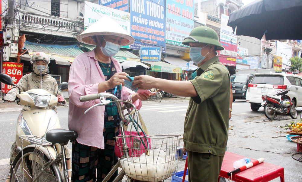  Trước khi vào chợ Ba Hàng (thuộc phường Ba Hàng, T.X Phổ Yên), cùng với việc được kiểm tra thẻ vào chợ, người dân còn được đo thân nhiệt, nhắc nhở về việc giữ khoảng cách.