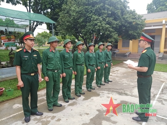  Kiểm tra thực hiện Mô hình "Mỗi tuần học một điều luật" ở Tiểu đoàn 7 (Trung đoàn 102, Sư đoàn 308). Ảnh minh họa: Qdnd.vn