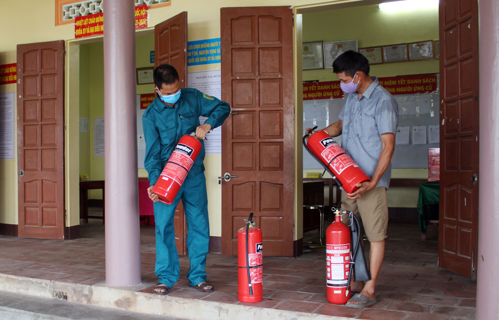   Các thành viên trong Tổ bầu cử số 1 thị trấn Hương Sơn kiểm tra thiết bị phòng cháy, chữa cháy trước ngày bầu cử.