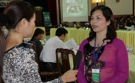  Comrade Ma Thi Nguyet answered the questions of the press about the Tea Festival.