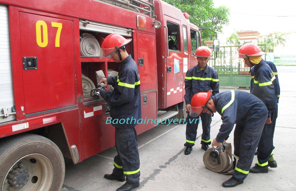  Cán bộ, chiến sĩ Phòng Cảnh sát PCCC - CNCH (Công an tỉnh) thường xuyên kiểm tra, bảo dưỡng trang thiết bị, sẵn sàng thực hiện nhiệm vụ.