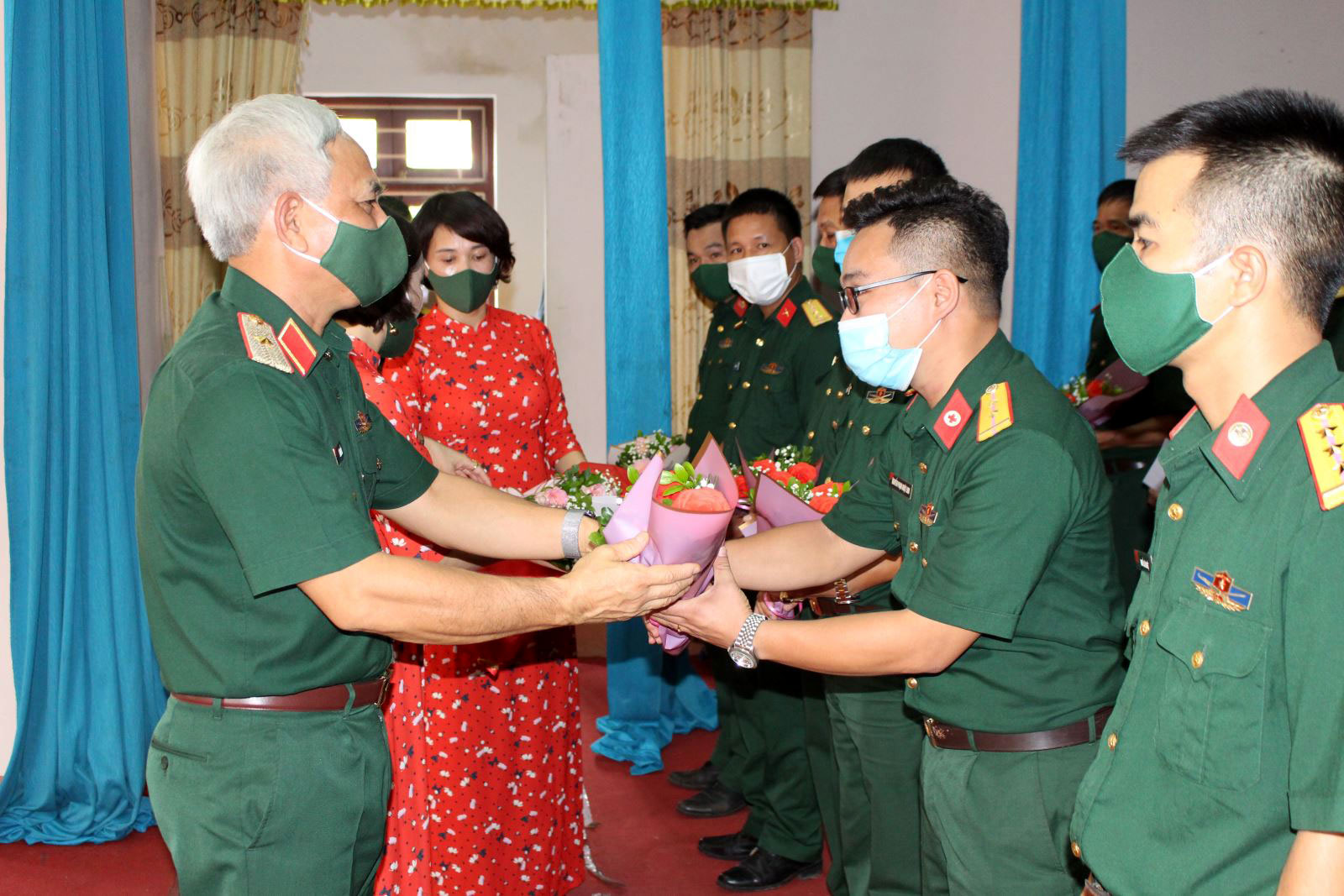  Thiếu tướng Lê Anh Tuấn, Phó tư lệnh, Trưởng ban chỉ đạo phòng, chống dịch COVID-19 Quân khu tặng hoa các đồng chí tăng cường chống dịch tại Bình Dương.