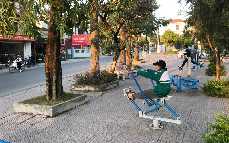  Tuyến đường Tôn Đức Thắng, thuộc phường Ba Hàng (T.X Phổ Yên) được đầu tư lát vỉa hè, trồng cây xanh và máy tập thể dục công cộng.