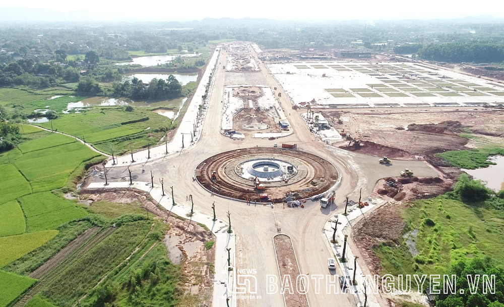  DA xây dựng quần thể khu văn hóa - thể thao - công viên cây xanh TP. Phổ Yên đang được các đơn vị thi công đẩy nhanh tiến độ để hoàn thành trong tháng 9 này. Ảnh: Chu Hường (Phổ Yên)