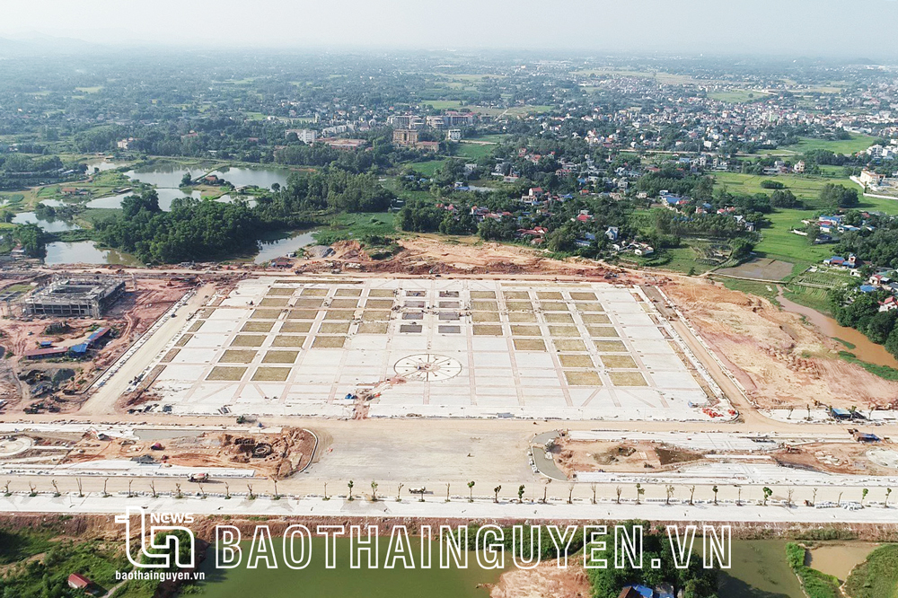  Quần thể khu văn hóa - thể thao - công viên cây xanh TP. Phổ Yên đang được các đơn vị thi công đẩy nhanh tiến độ để hoàn thành trong tháng 9 này Ảnh: Chu Hường (Phổ Yên)