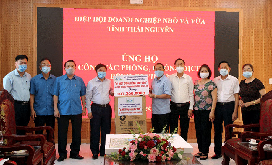  Đại diện Hiệp hội Doanh nghiệp nhỏ và vừa tỉnh ủng hộ T.X Phổ Yên 100 triệu đồng tiền mặt cùng 2.500 chiếc khẩu trang y tế để phòng chống dịch COVID-19. Ảnh: Tư liệu