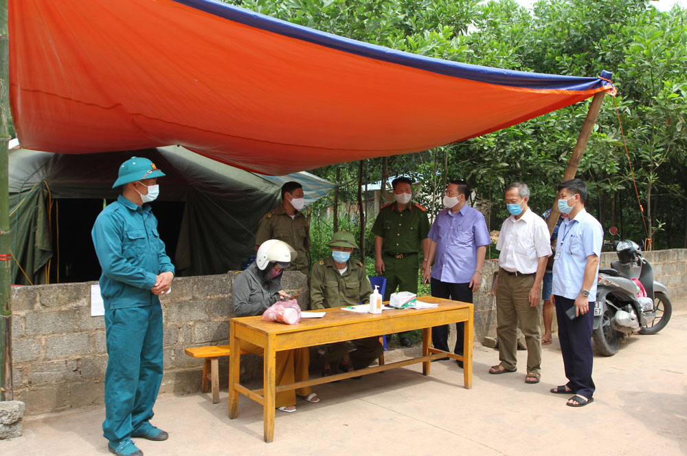  T.X Phổ Yên thực hiện kiểm soát chặt người và phương tiện qua các chốt kiểm soát liên ngành phòng, chống dịch COVID-19.