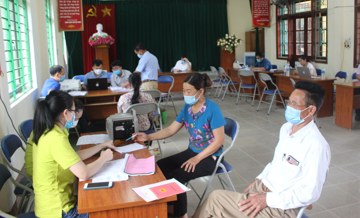  Some households of Nam Tien commune, Pho Yen town, are carrying out the procedures to receive their compensation.