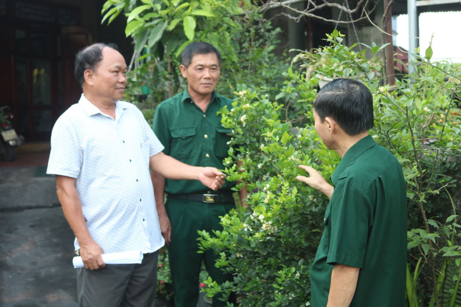  Ông Trương Bá Hiền, Chủ tịch Hội CCB xã Phúc Hà, T.P Thái Nguyên (ngoài cùng bên trái) trao đổi cùng hội viên CCB kinh nghiệm trồng cây cảnh.