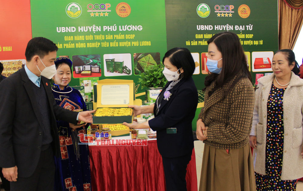  Huyện Phú Lương tham gia trưng bày sản phẩm OCOP tại Hội nghị đánh giá kết quả thực hiện Đề án “Mỗi xã một sản phẩm” của tỉnh diễn ra vào cuối tháng 12-2021.