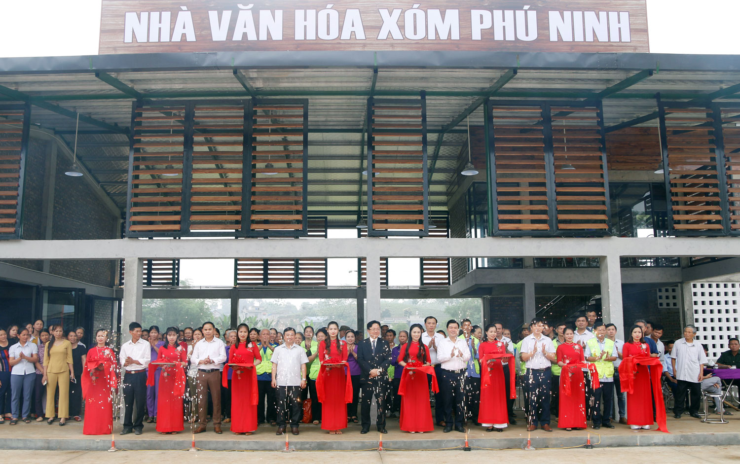  Đại diện huyện Cheongdo, tỉnh Geosangbok (Hàn Quốc) và Quỹ Toàn cầu hóa nông thôn mới (SGF) cắt băng khánh thành nhà văn hóa xóm Phú Ninh, xã Phú Đình (Định Hóa).