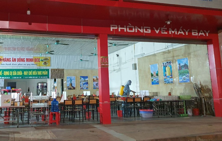  Lực lượng chức năng T.P Thái Nguyên phun khử khuẩn tại quán phở Minh Béo, phường Quang Vinh.