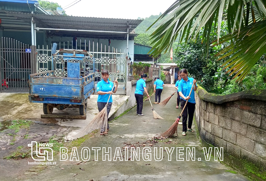  Hội viên phụ nữ xã Cổ Lũng thường xuyên ra quân dọn dẹp vệ sinh đường làng, ngõ xóm.