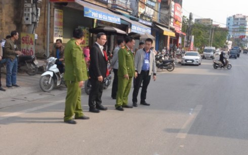  Cơ quan chức năng kiểm tra hiện trường vụ tai nạn.