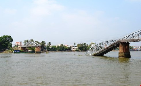  Cầu Ghềnh bị tông sập hoàn toàn.