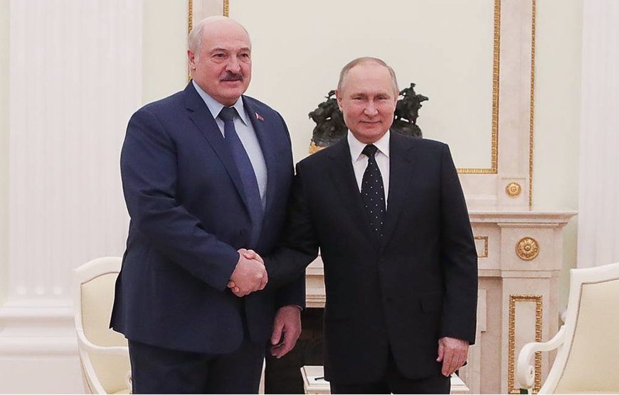  Tổng thống Nga Vladimir Putin (phải) đón Tổng thống Belarus Alexander Lukashenko tại Điện Kremlin hôm 11-3 (giờ địa phương).