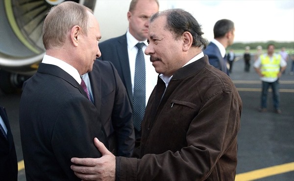  Tổng thống Nicaragua Daniel Ortega (phải) đón người đồng cấp Nga Vladimir Putin tại sân bay nhân chuyến công du năm 2014. Ảnh: Kremlin.ru