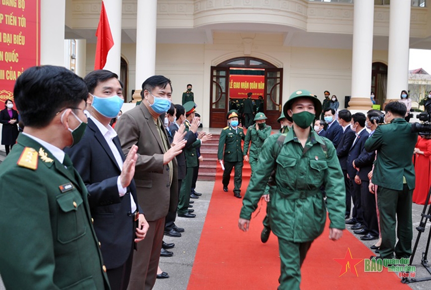  Lãnh đạo TP Vĩnh Yên (Vĩnh Phúc) và các đại biểu động viên thanh niên lên đường nhập ngũ, tháng 2-2021. Ảnh: CHU KIỀU.