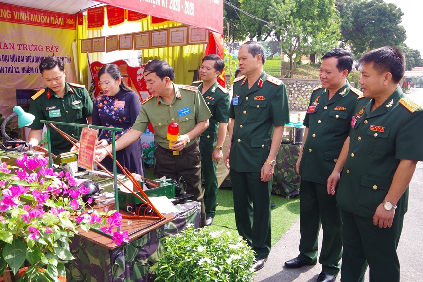  Trung tướng Dương Đình Thông, Chính ủy Quân khu 1 và lãnh đạo tỉnh Thái Nguyên tham quan trưng bày sản phẩm tại Bộ CHQS tỉnh Thái Nguyên.