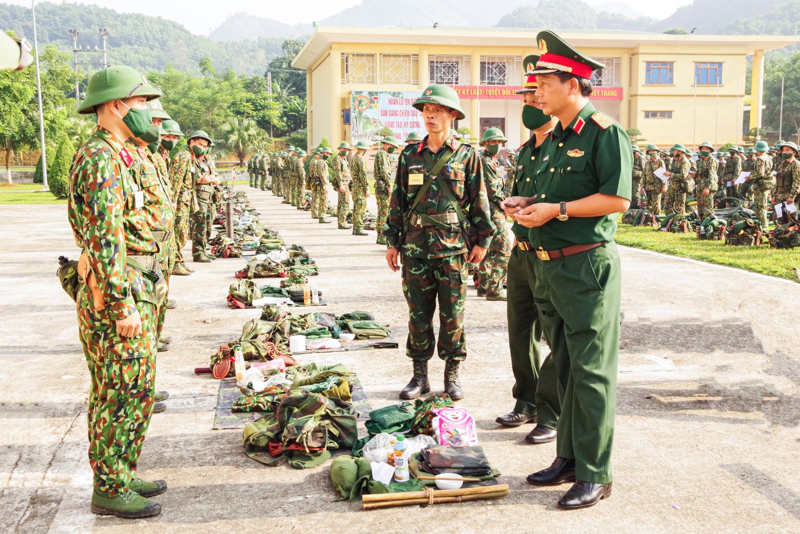  Thiếu tướng Nguyễn Huy Cảnh, Phó tư lệnh, Tham mưu trưởng Quân khu kiểm tra việc quán triệt nhiệm vụ diễn tập của cán bộ các cấp.