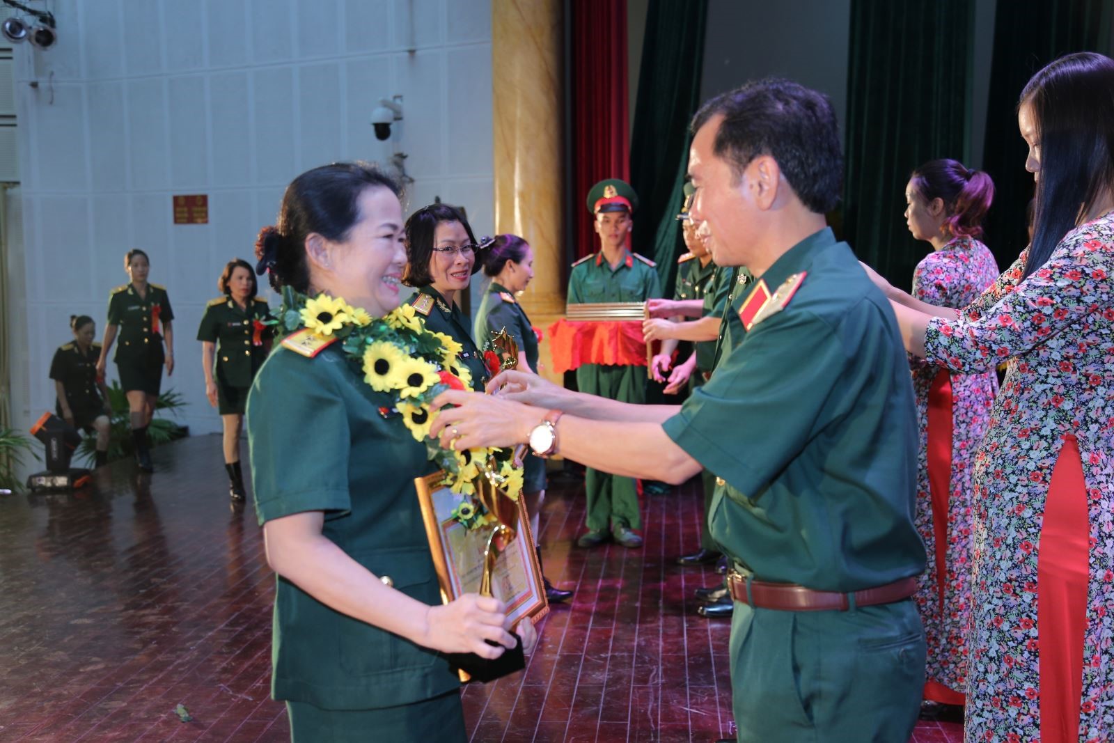  Thiếu tướng Nguyễn Đình Chiêu, Phó chính ủy Quân khu trao bằng khen và kỷ niệm chương tuyên dương phụ nữ điển hình LLVT Quân khu giai đoạn 2015-2020.   Ảnh: MẠNH NGUYÊN