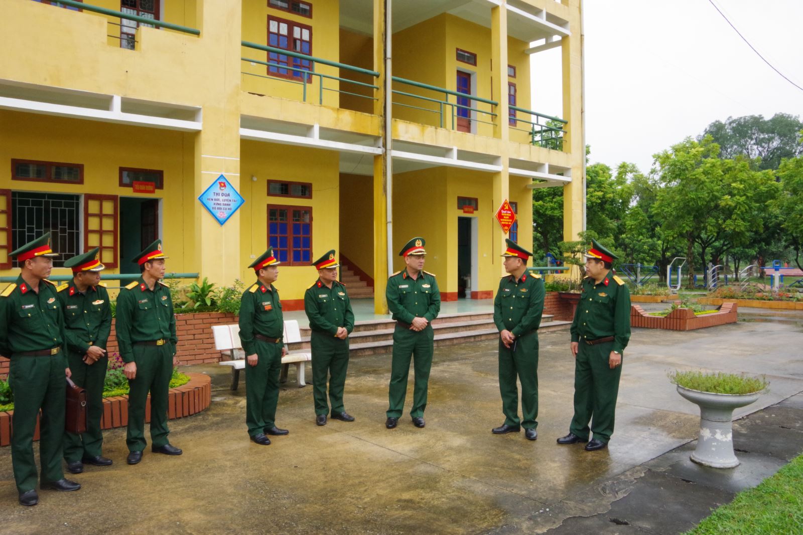  Trung tướng Nguyễn Hồng Thái, Ủy viên Trung ương Đảng, Tư lệnh Quân khu kiểm tra cơ sở vật chất phục vụ Hội thi giáo viên các trường quân sự quân khu, quân đoàn toàn quân năm 2021.