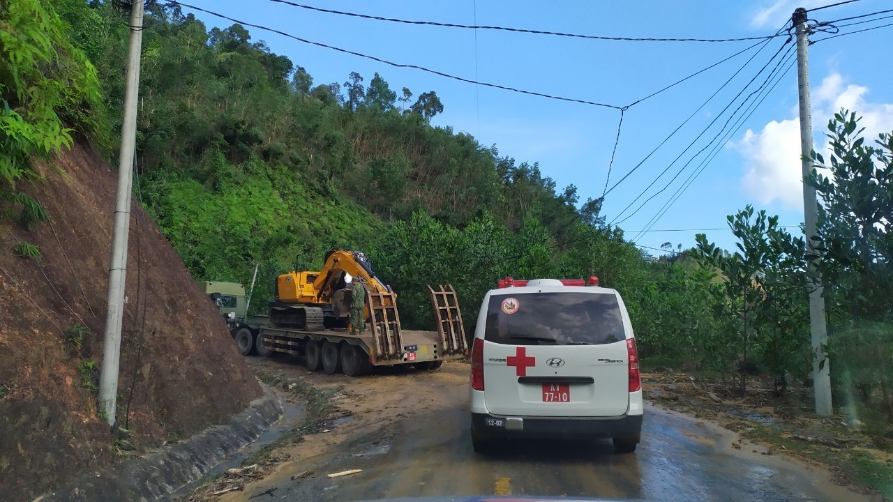  Lực lượng Quân khu 5 tăng cường phương tiện vào điểm sạt lở Trà Leng (huyện Nam Trà My). Ảnh: TTXVN