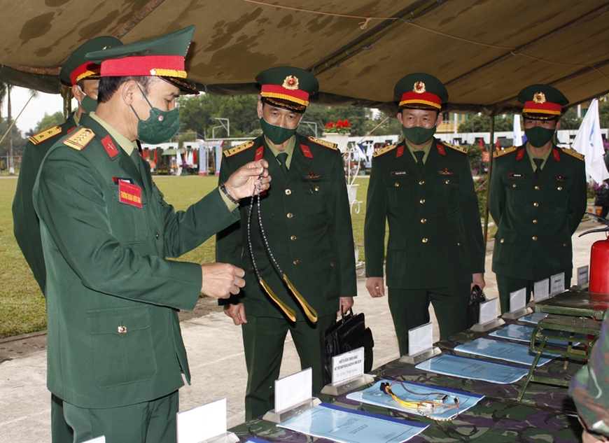  Đoàn kiểm tra công tác chuẩn bị mô hình, học cụ phục vụ huấn luyện tại Trung đoàn 2, Sư đoàn 3.