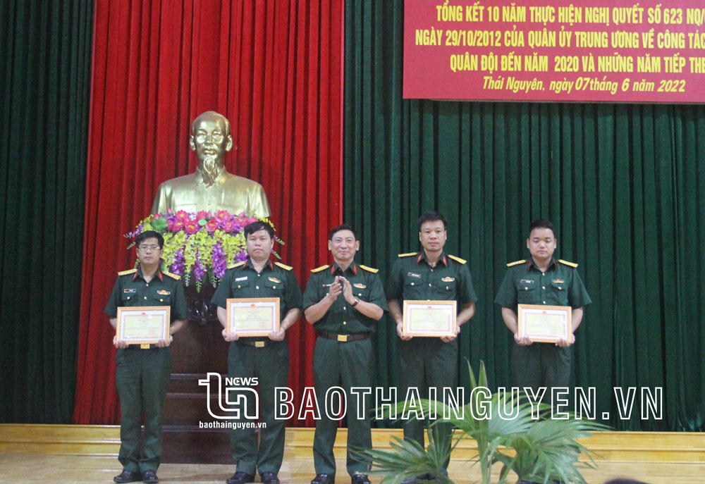  Lãnh đạo Cục Kỹ thuật trao Giấy khen cho các tập thể và cá nhân hoàn thành xuất sắc nhiệm vụ công tác hậu cần.