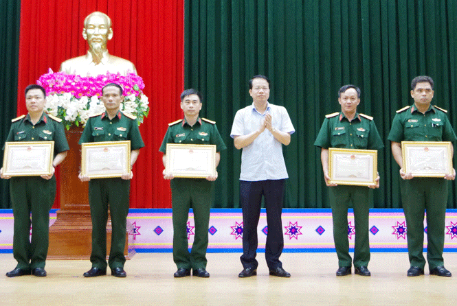  Đồng chí Dương Văn Lượng, Phó Chủ tịch UBND tỉnh trao Bằng khen của UBND tỉnh tặng các tập thể có thành tích xuất sắc trong công tác phòng không nhân dân  giai đoạn 2016-2020.